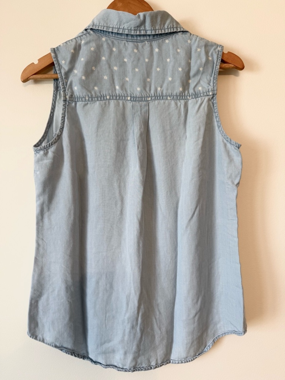 NEW YORK & CO soho Light Blue Sleeveless Button-Down Shirt White Stars - Picture 2 of 7